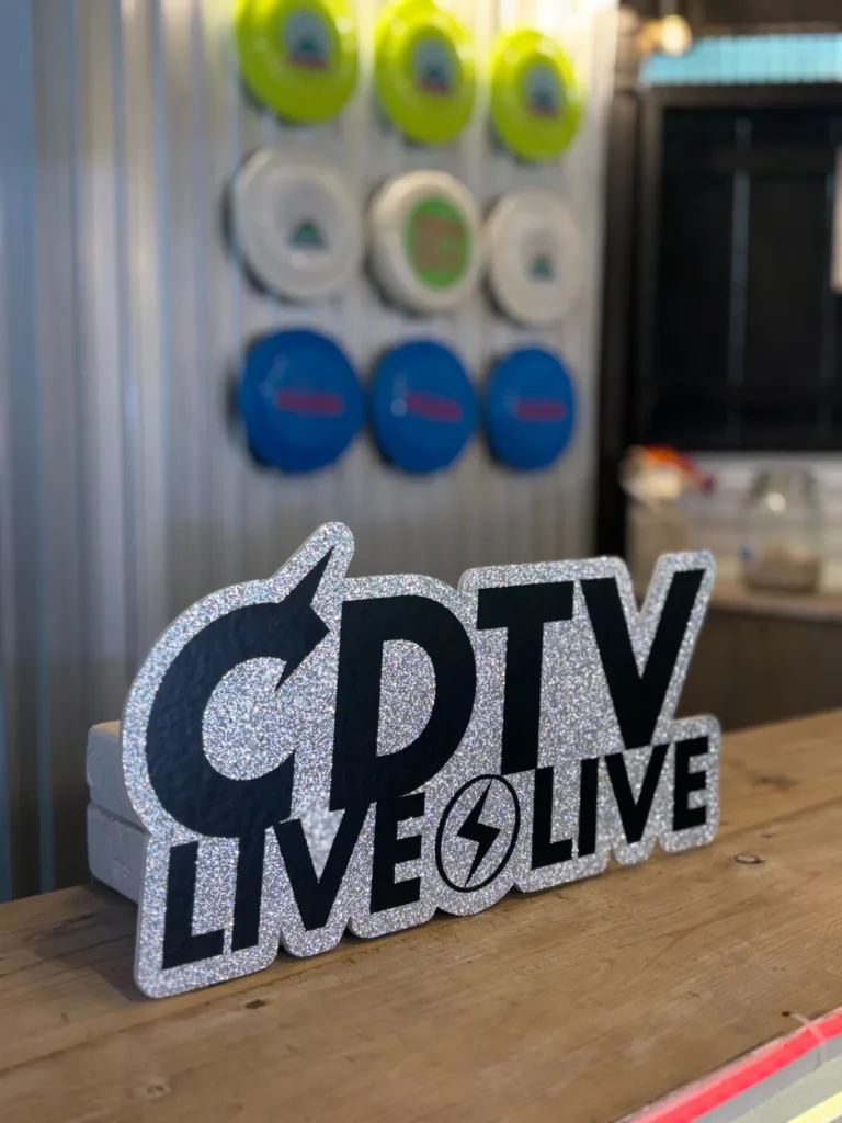 CDTV LIVE⚡LIVEのロゴ入りグリッター看板とカラフルなディスプレイ」