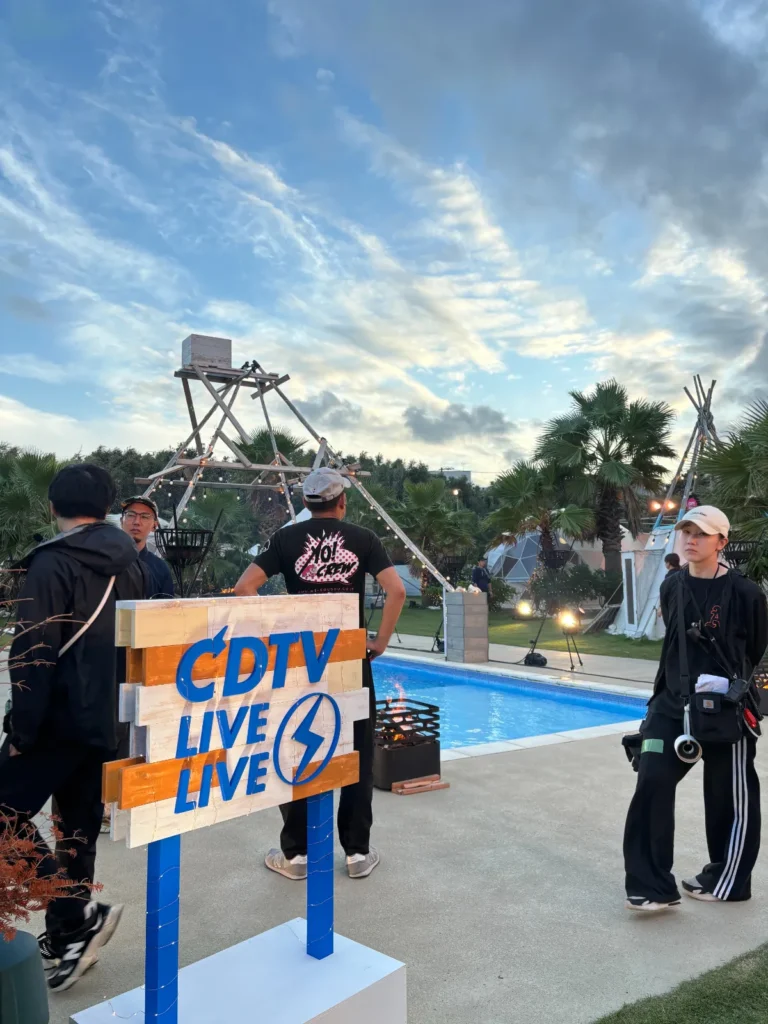 CDTV LIVE⚡LIVEの屋外イベントセットとプール、ライトアップされた空間