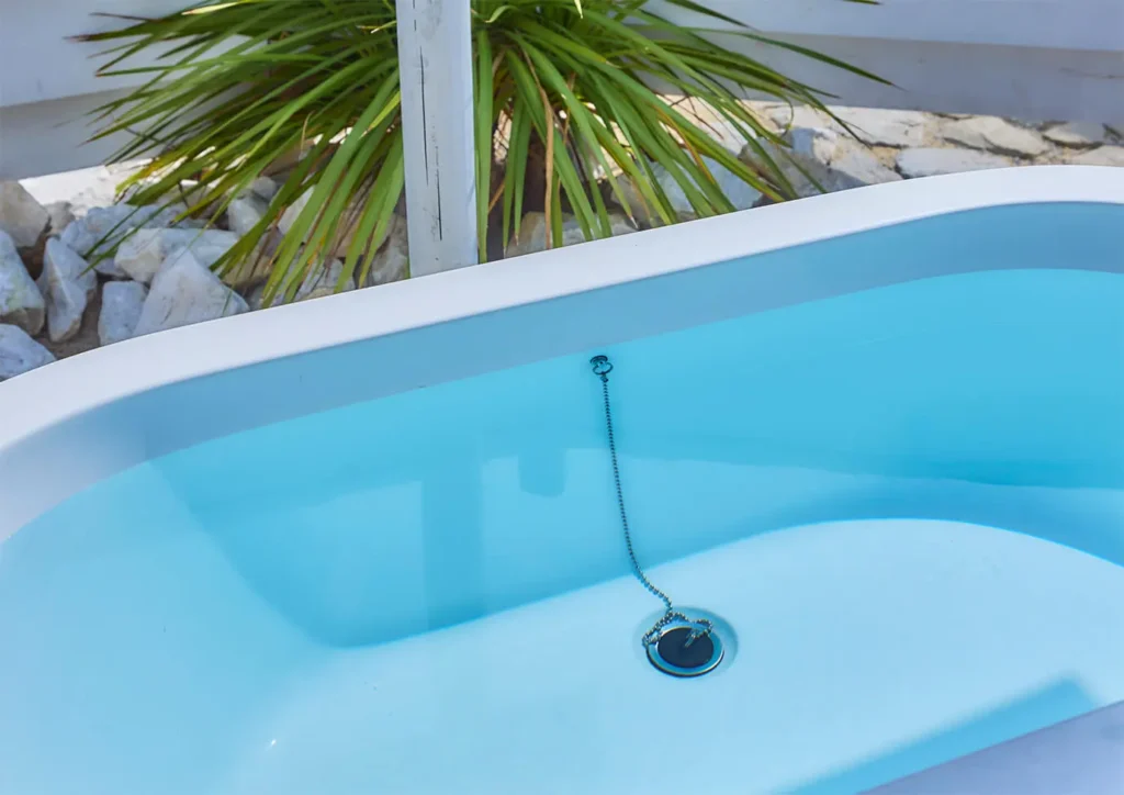 OASIS-OARAIの貸切SPAにある屋外水風呂。白い浴槽に澄んだ水が満ちている。