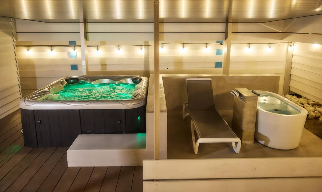 OASIS-OARAIの貸切SPAエリア。木の壁に囲まれたジャグジーと白い浴槽が並ぶ静かな空間。