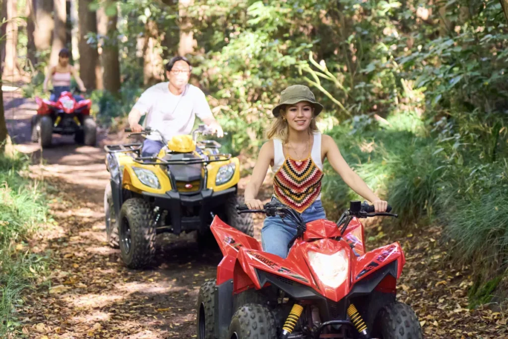 OASIS-OARAIの森をフォレストバギークルーズで走る3人のゲスト。