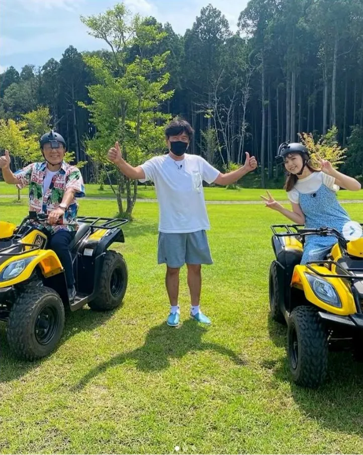 ヒルナンデスで梅沢富美男さんと藤田ニコルさんがOASIS-OARAIのバギー体験を楽しむ様子