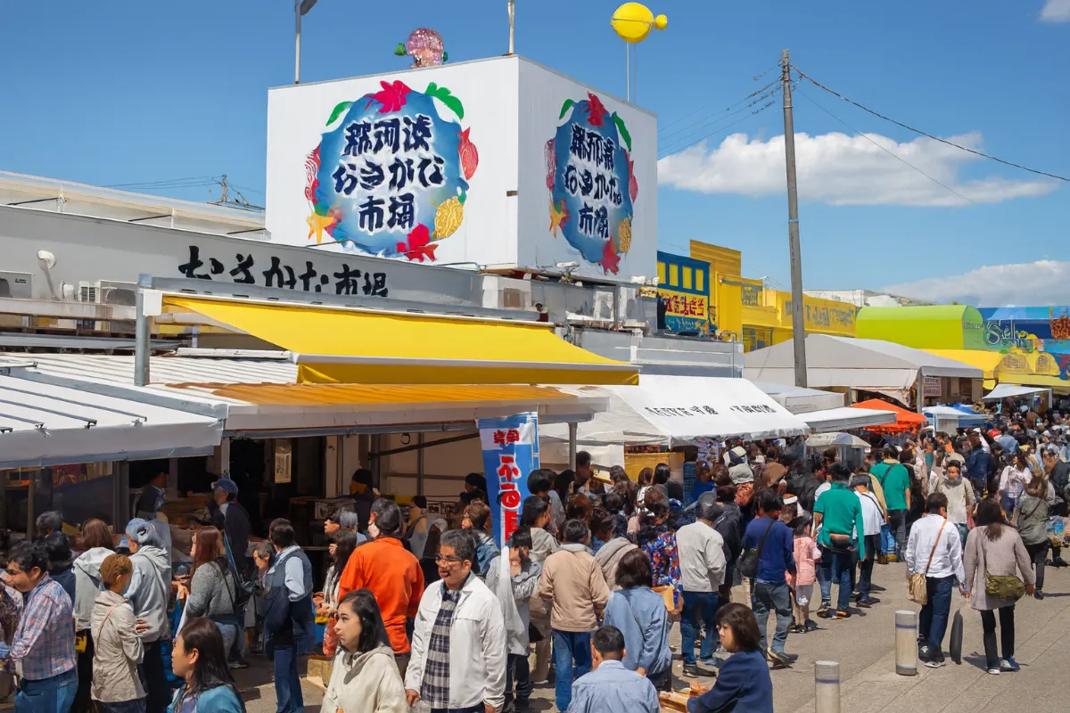 那珂湊おさかな市場のにぎわう様子。多くの観光客が海産物を求めて行き交う人気スポット。