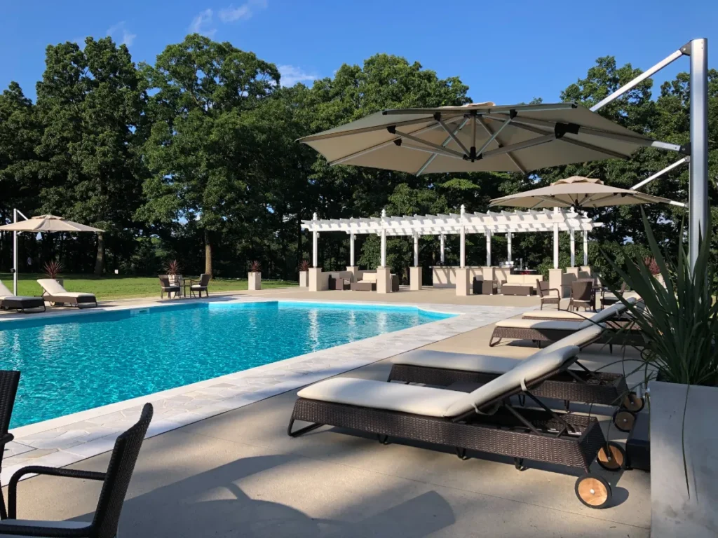 芳賀ファーム＆グランピングの大型プールリゾート。青く澄んだ水面とラウンジチェアが並ぶ開放的な空間。