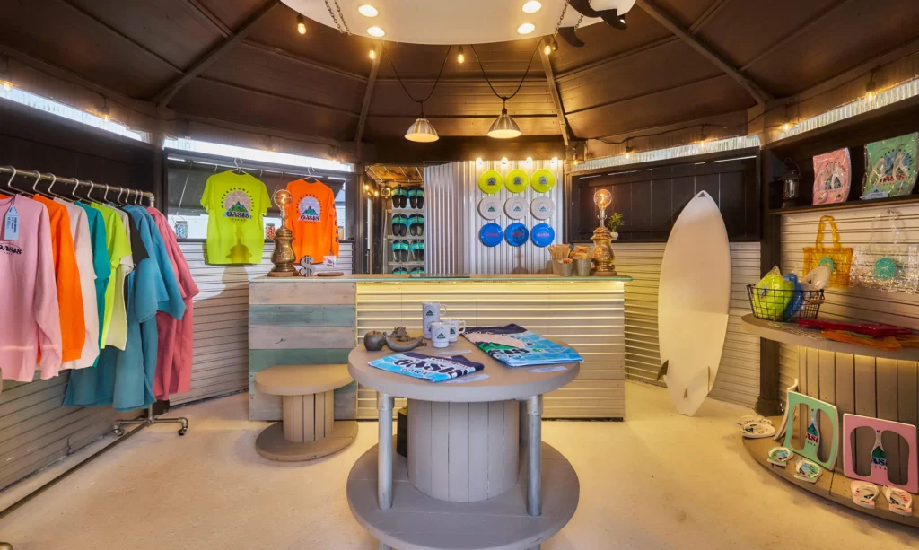 リニューアルしたフロント兼キヨスクに並ぶOASISオリジナルグッズとビーチアイテム