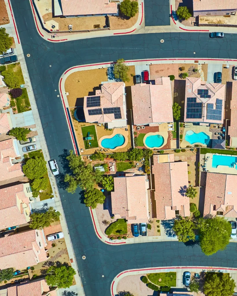 ラスベガス郊外の住宅街に並ぶプール付きの家々を上空から撮影した風景