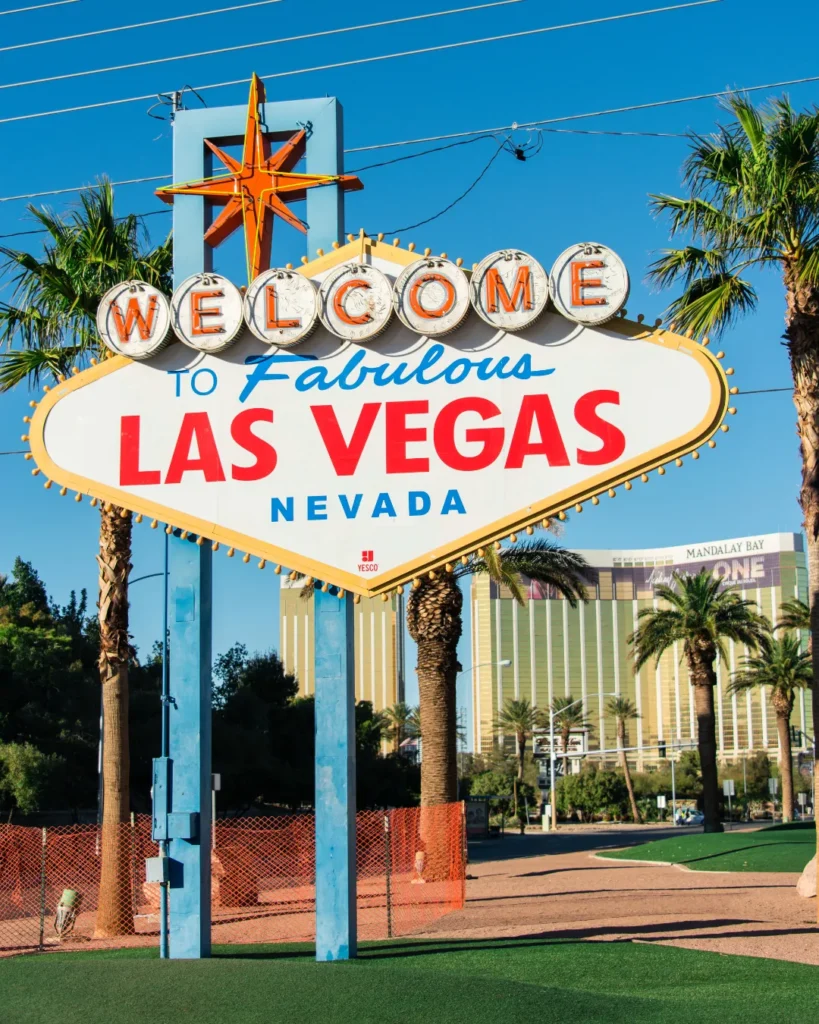 ラスベガス名物「Welcome to Fabulous Las Vegas」サインと背景の街並み