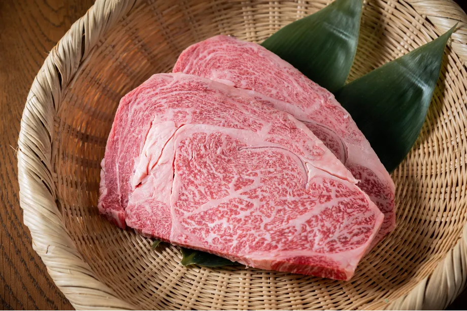 Premium raw Hitachi Wagyu beef with beautiful marbling, served in a bamboo basket. Available for a luxurious dinner at OASIS-OARAI.