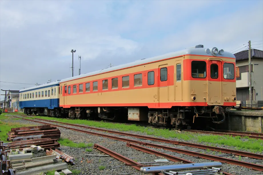 A retro local train of the Hitachinaka Seaside Railway. The final stop, Ajigaura Station, is just a 5-minute walk to OASIS-OARAI.