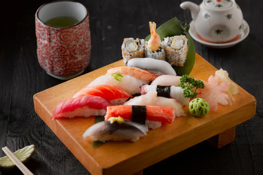 Fresh, authentic Japanese sushi served on a wooden board at Nakaminato Fish Market, the perfect seafood lunch stop before heading to OASIS-OARAI.