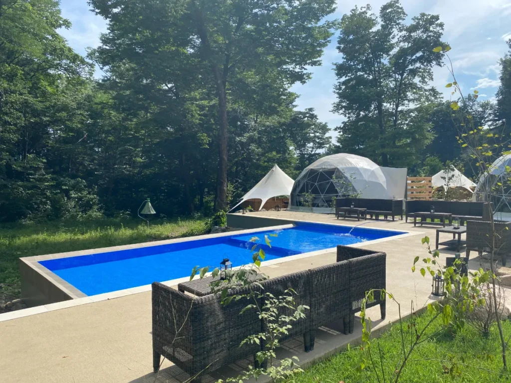 THE FIVE RIVERS 群馬白沢|プールとドームテント - 茨城・大洗ひたちなかエリアのグランピング施設 Water front Villa OASIS大洗 THE FIVE RIVERS FINEGLAMPING 群馬白沢のプールとドームテントが並ぶアウトドアエリア